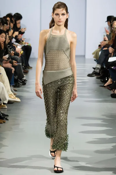 Look 16